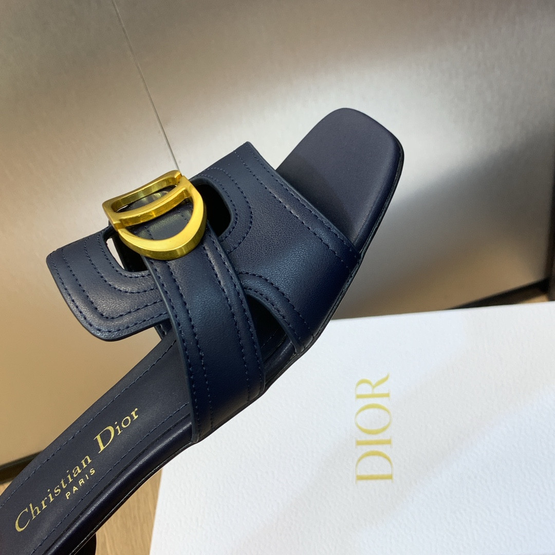 ua D*or 30 montaigne slide