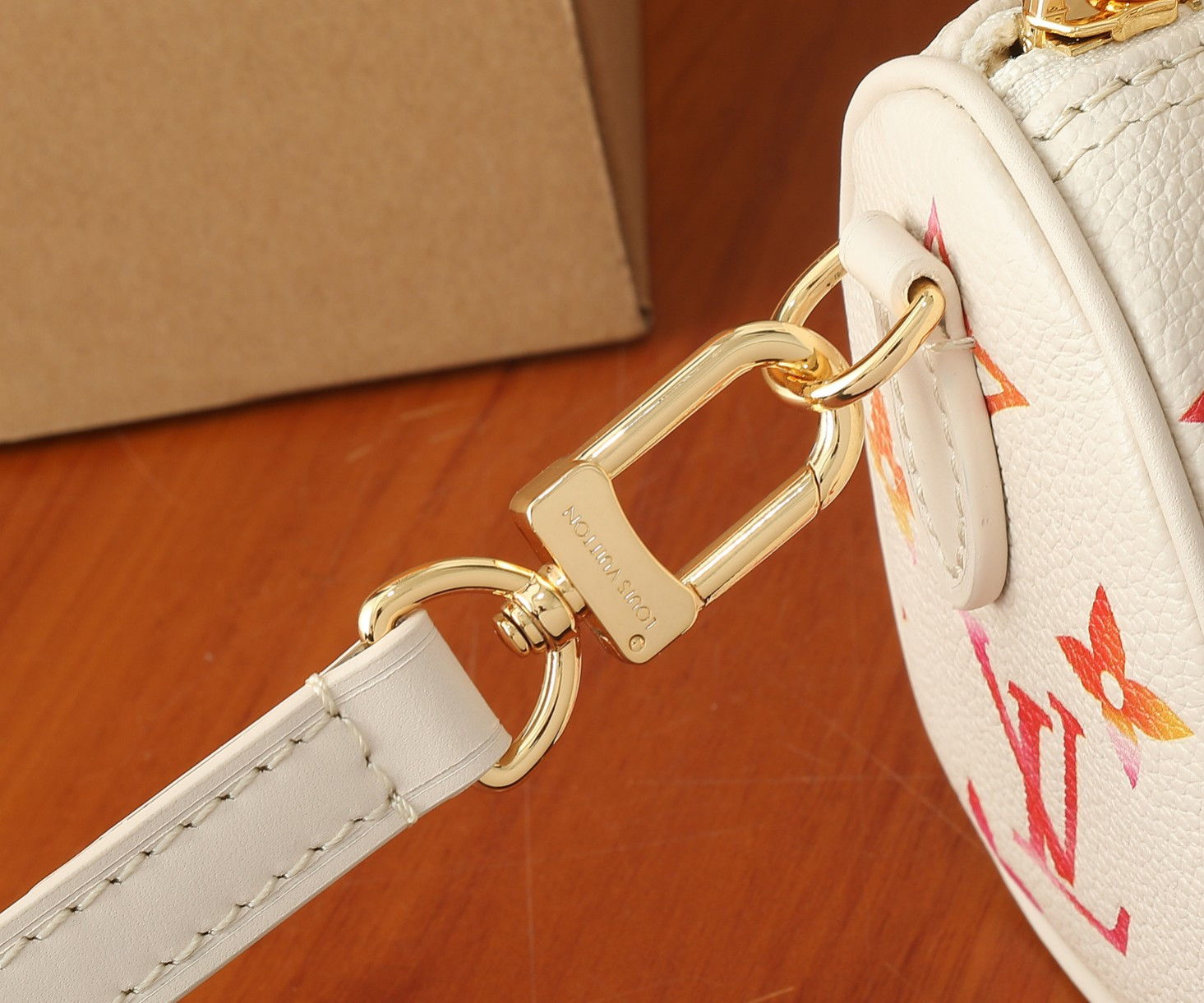 LV Nano Speedy M83452 6.3 x 3.9 x 3 in