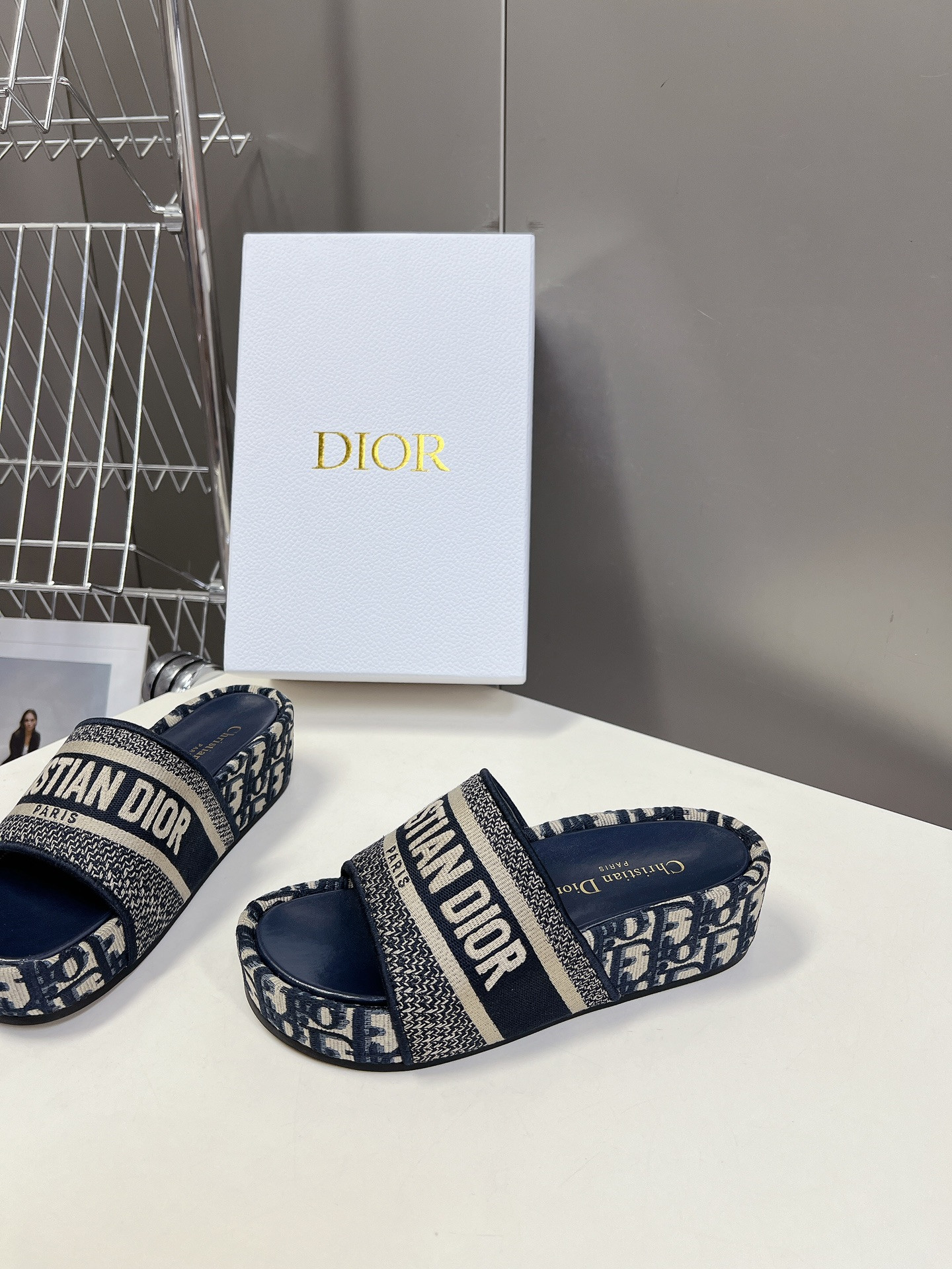 ua D*or platform sandals