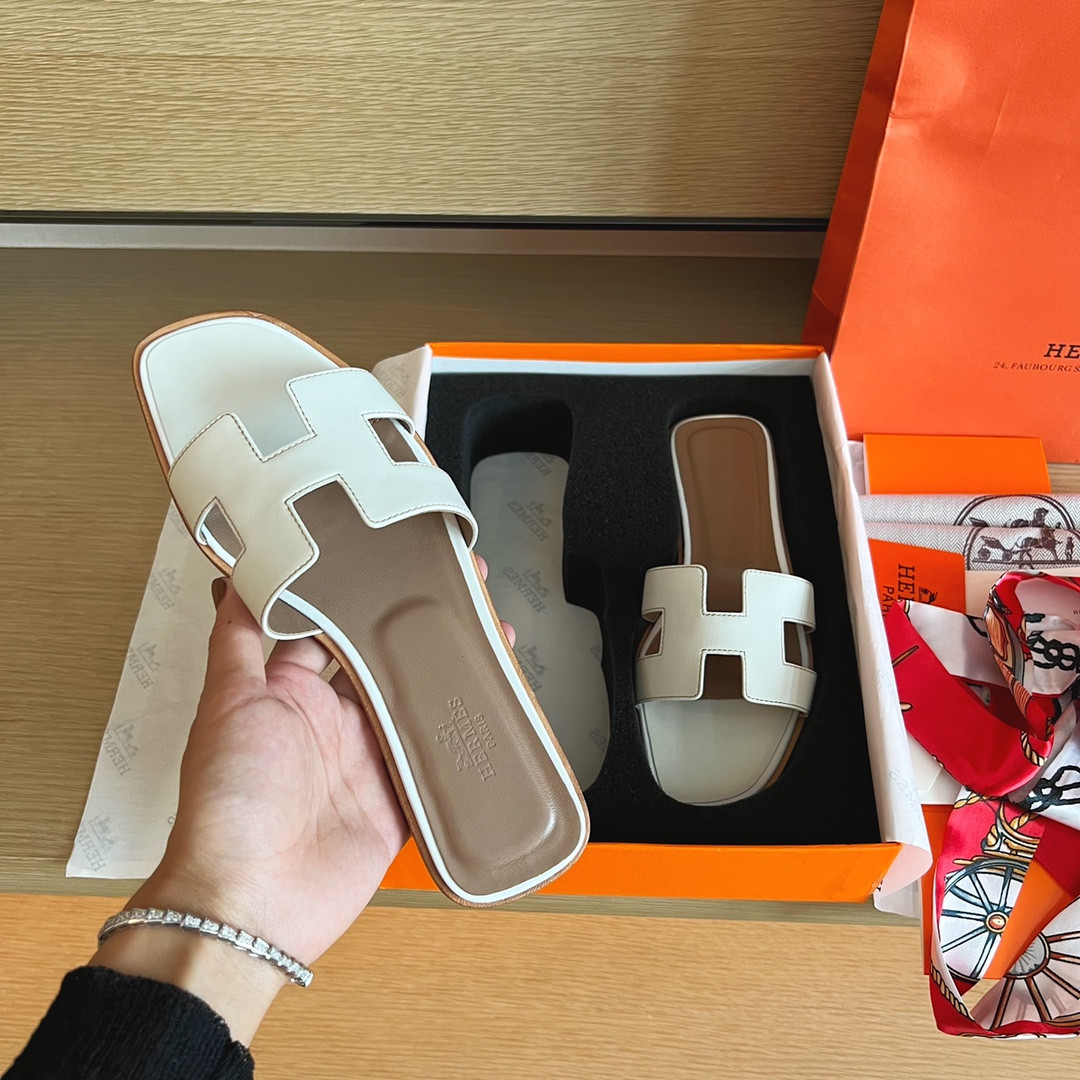 ua H**me5 oran sandal