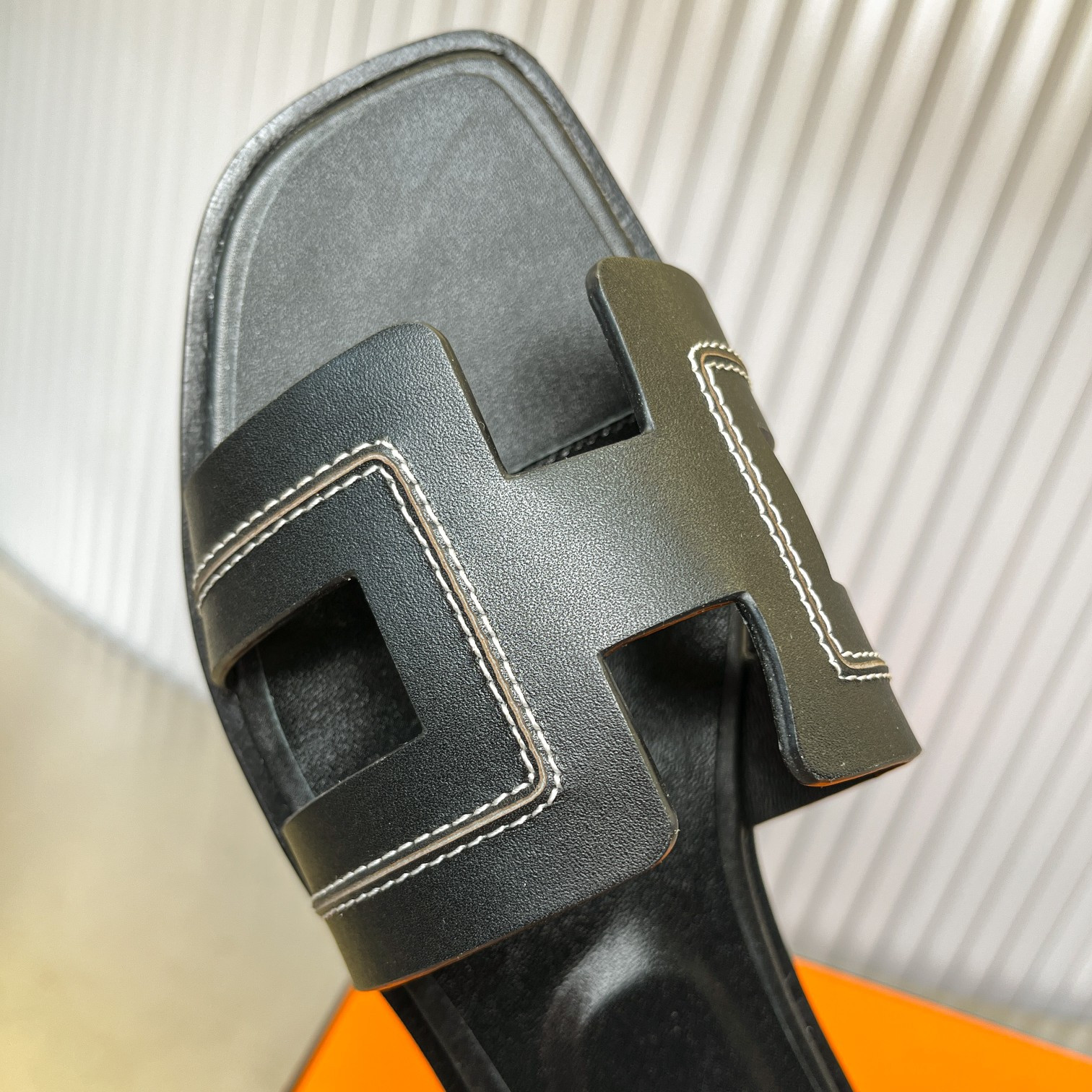 ua H**me5 oran sandal