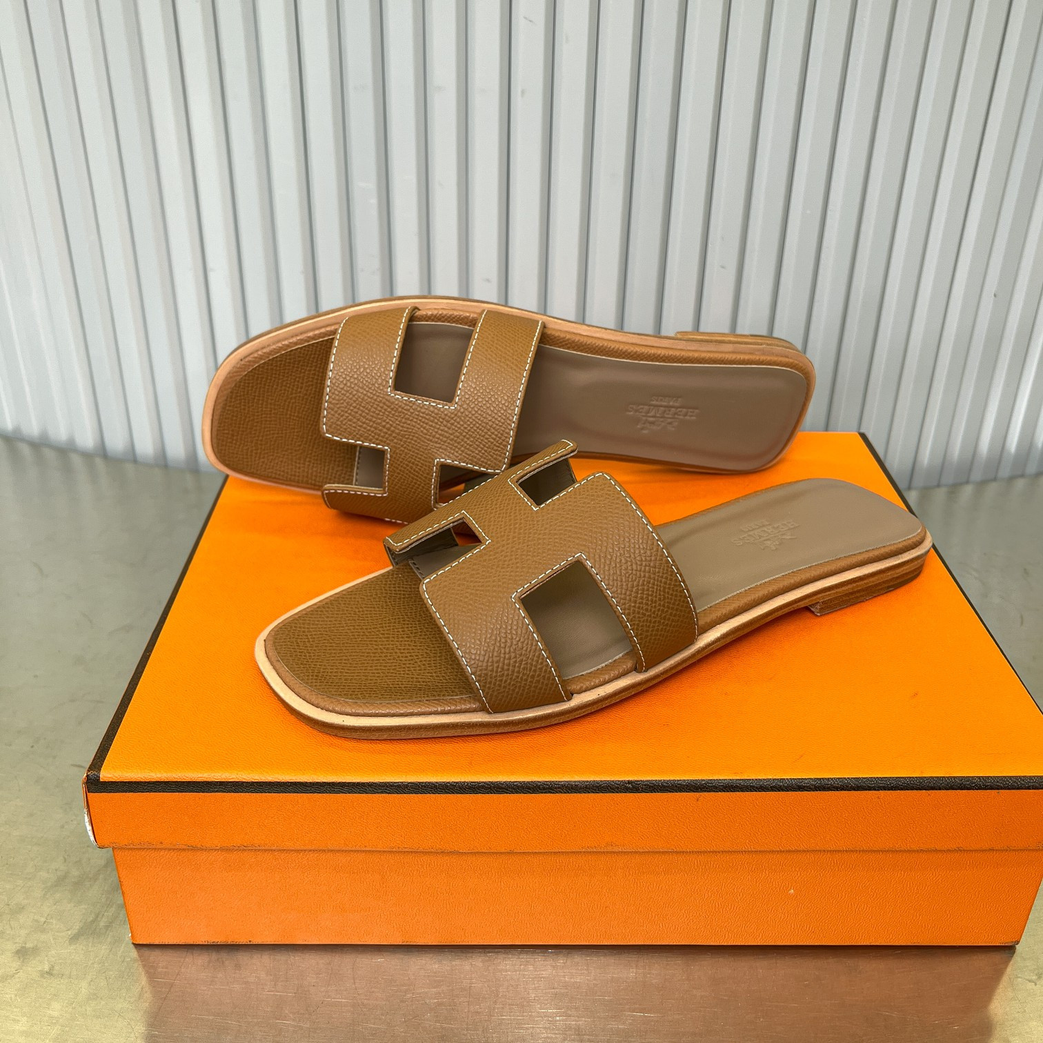 ua H**me5 oran sandal