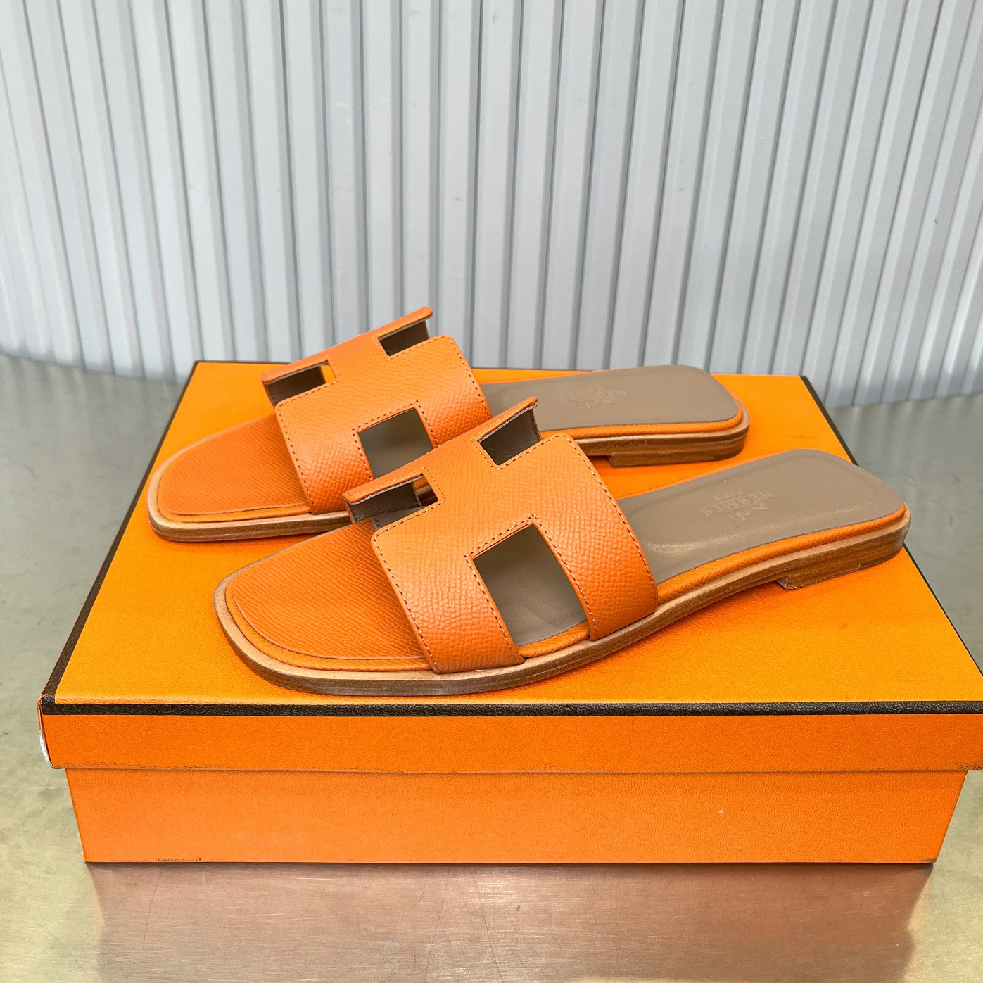 ua H**me5 oran sandal