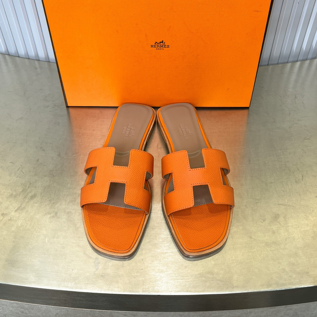 ua H**me5 oran sandal