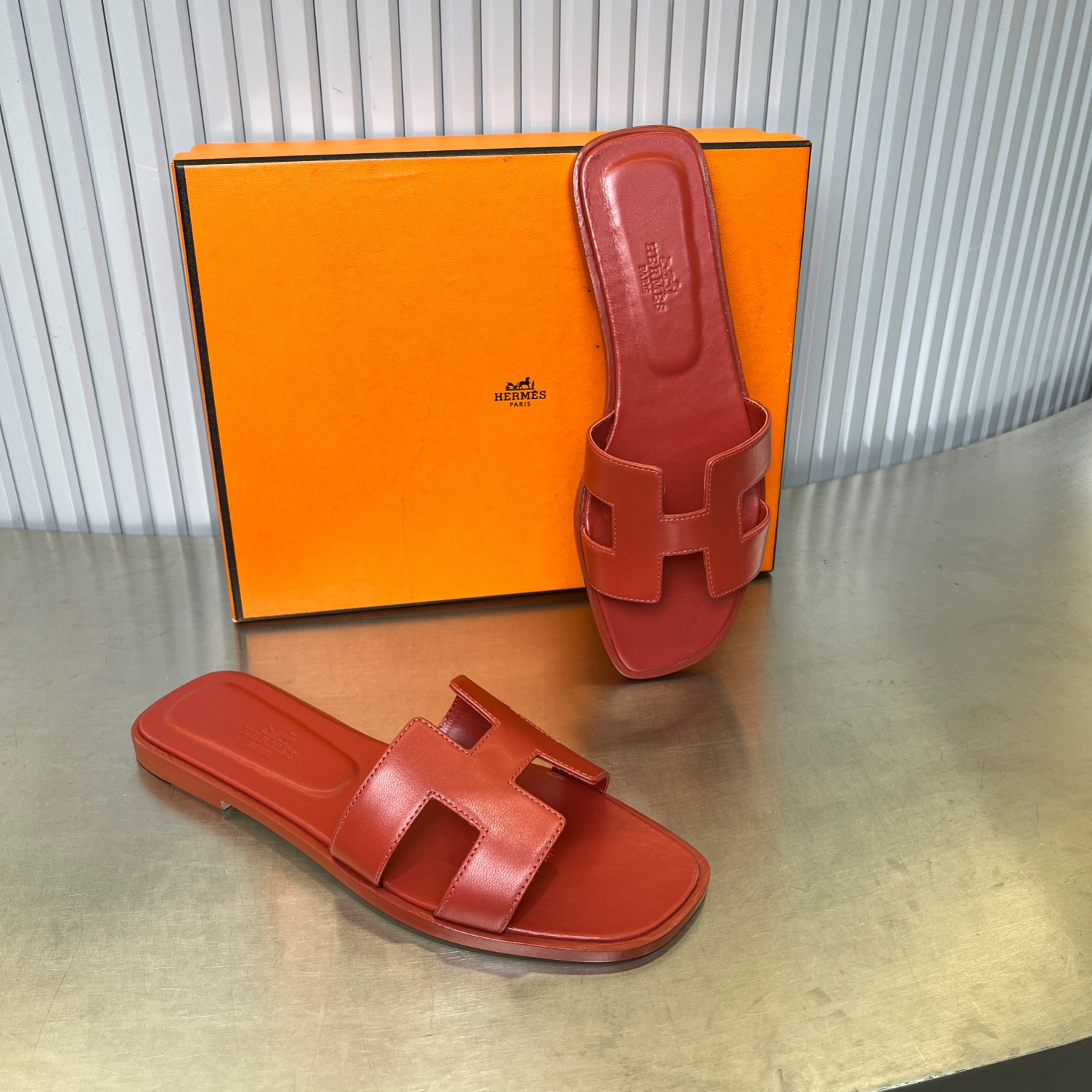 ua H**me5 oran sandal