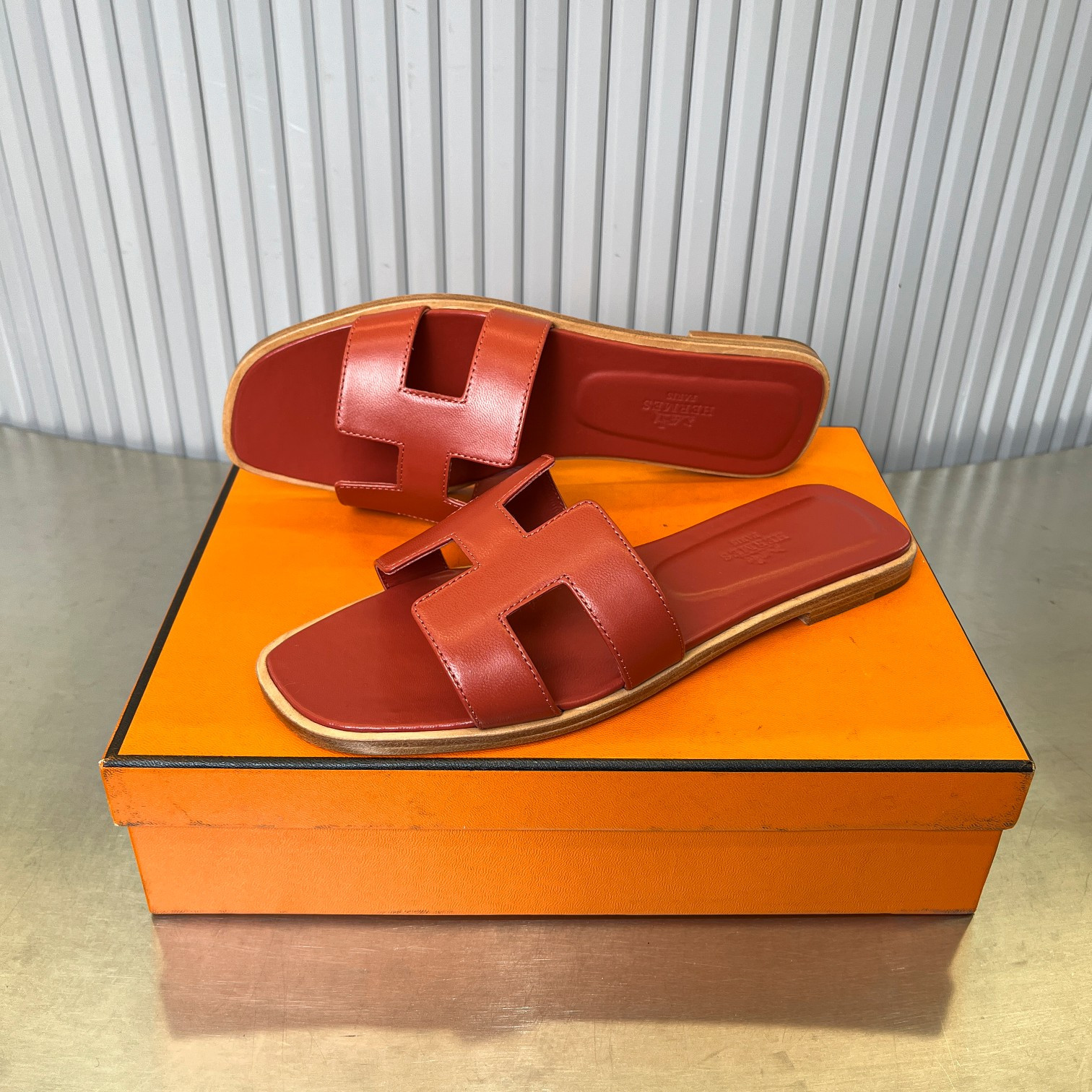 ua H**me5 oran sandal