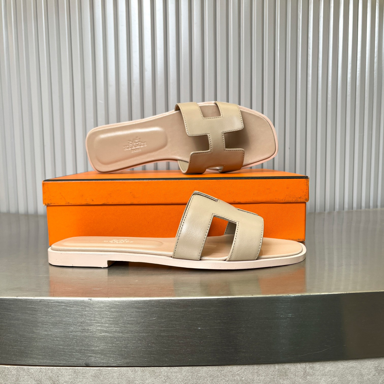 ua H**me5 oran sandal