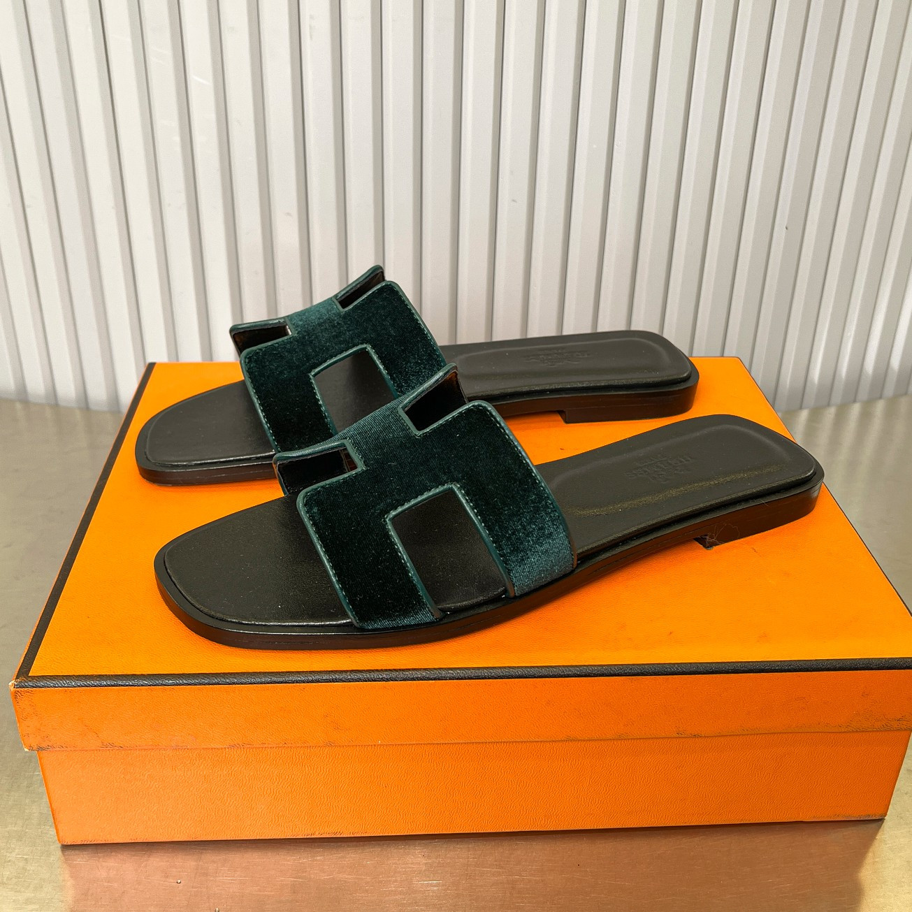 ua H**me5 oran sandal