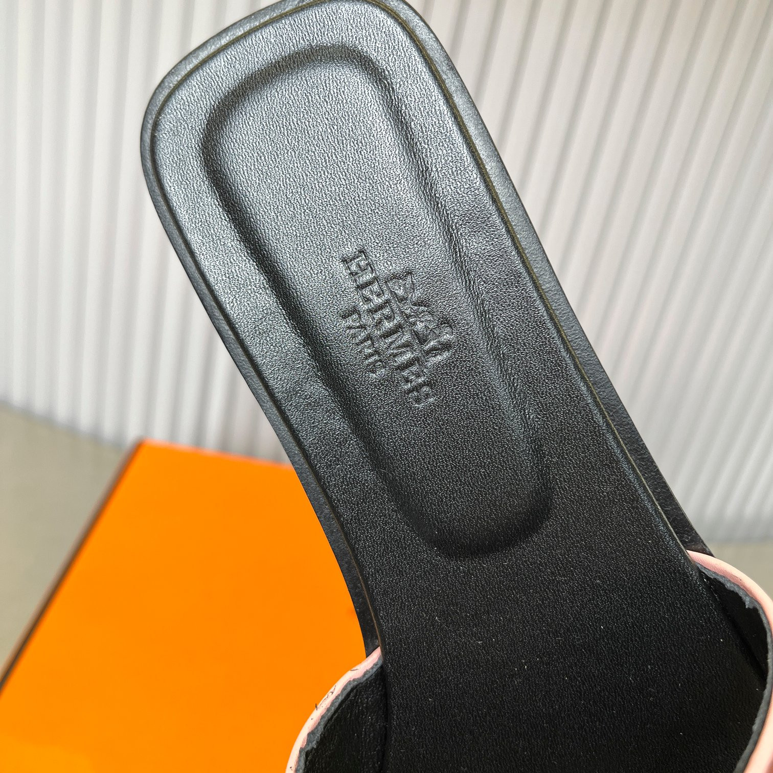 ua H**me5 oran sandal