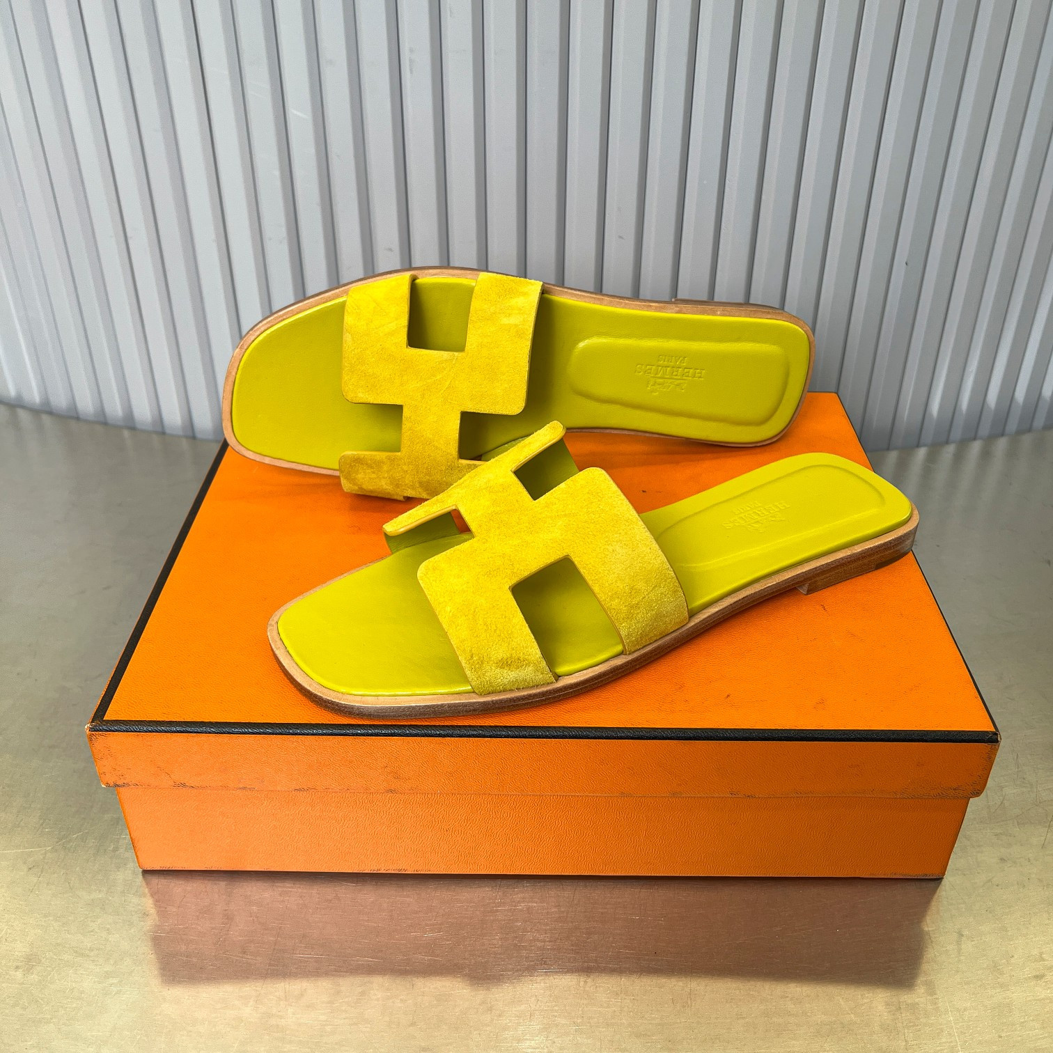 ua H**me5 oran sandal