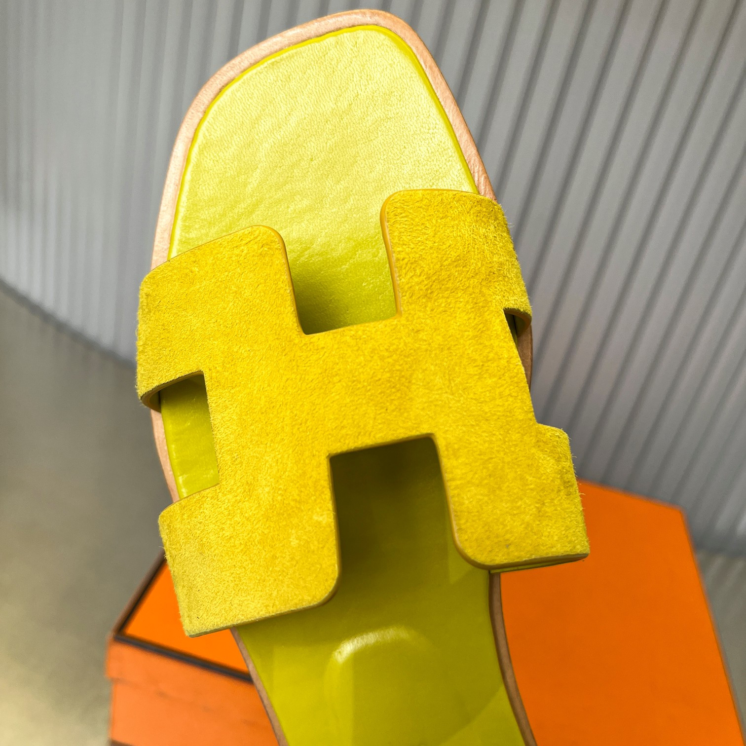 ua H**me5 oran sandal