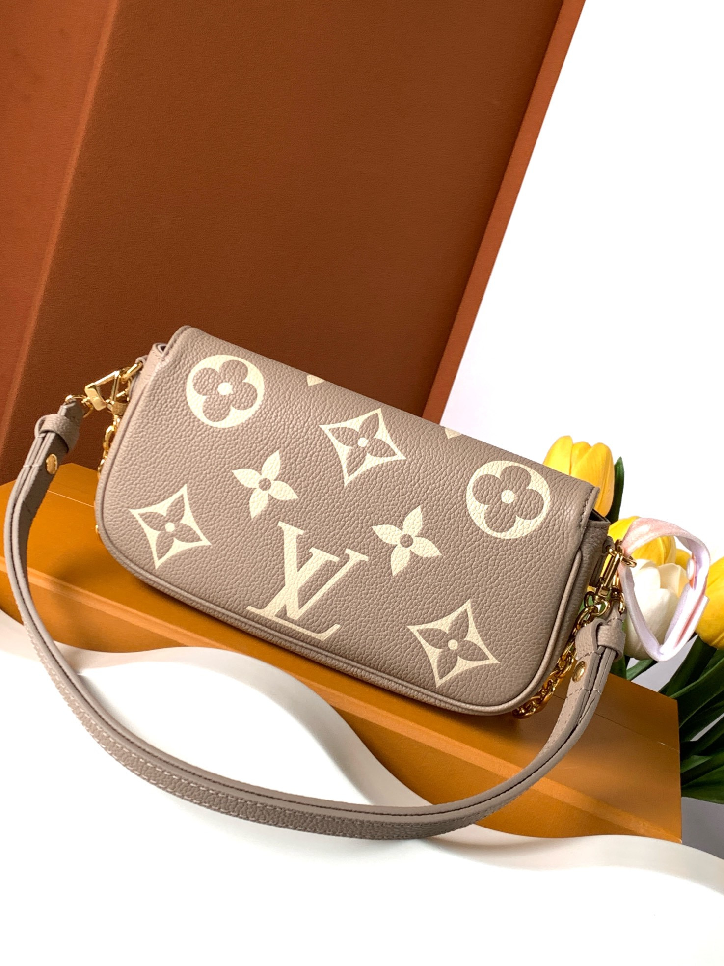 LV Wallet On Chain Ivy  M82211 9.3 x 4.7 x 1.7 inches