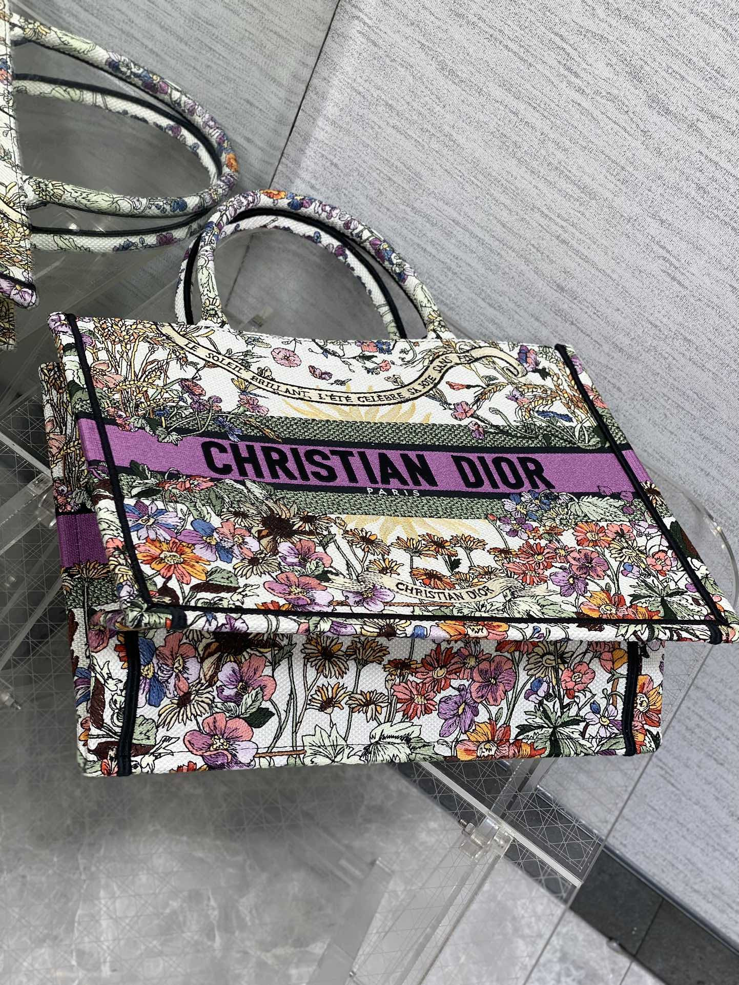 medium D*or book tote  ecru multicolor 36 x 27.5 x 16.5 cm