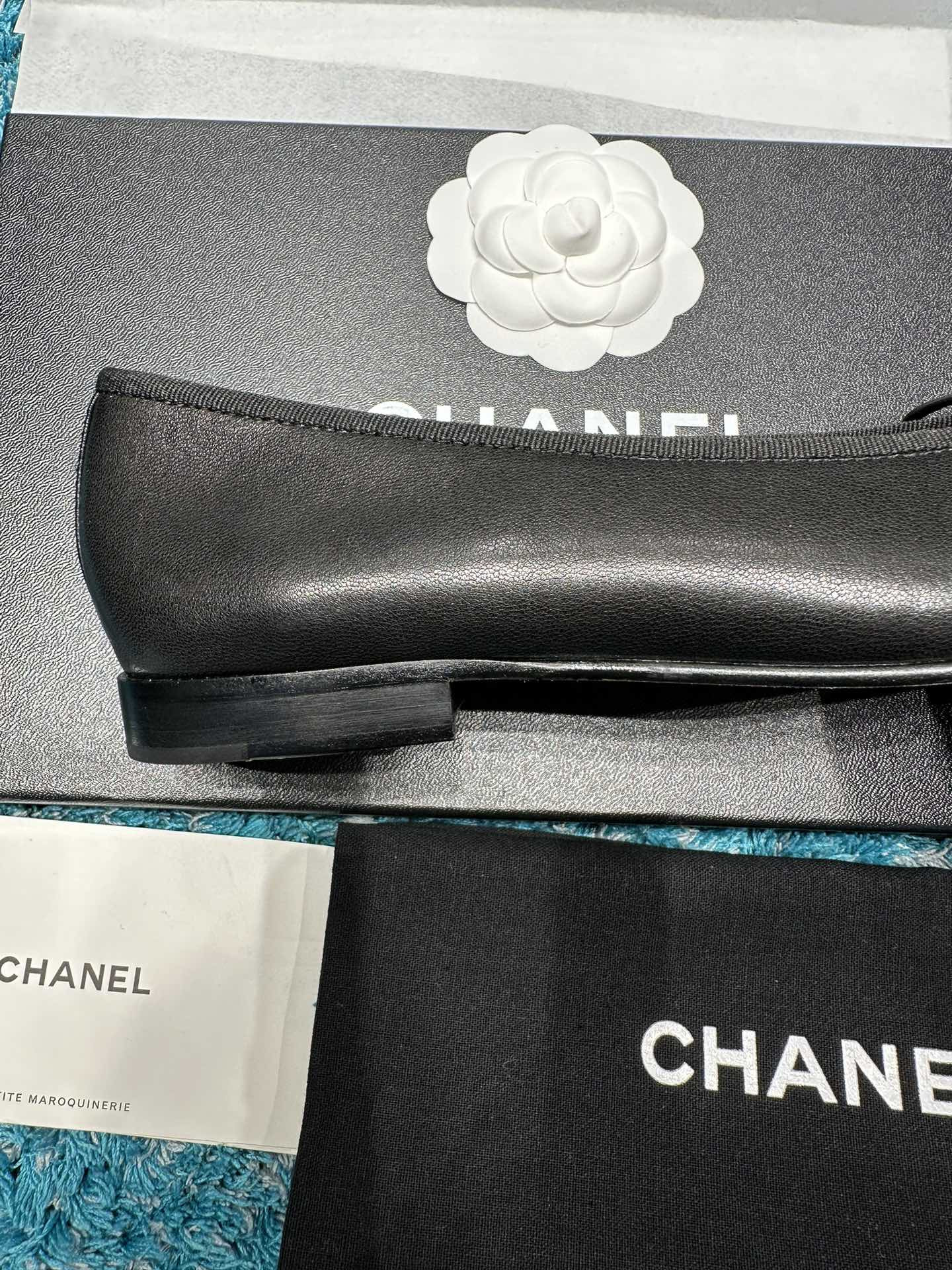 ua Ch*el ballet flats