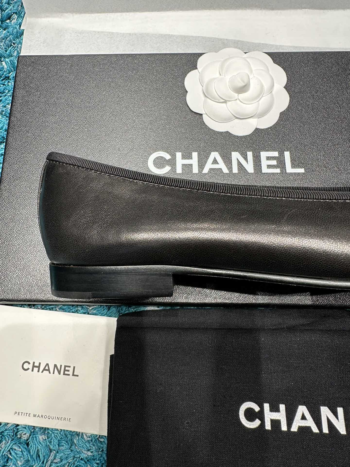 ua Ch*el ballet flats