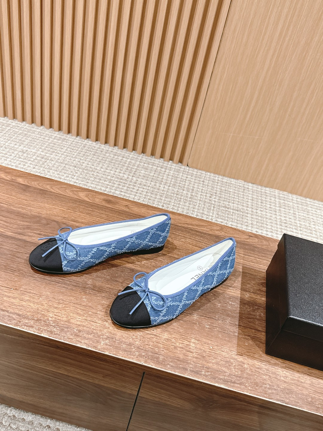 ua Ch*el ballet flats