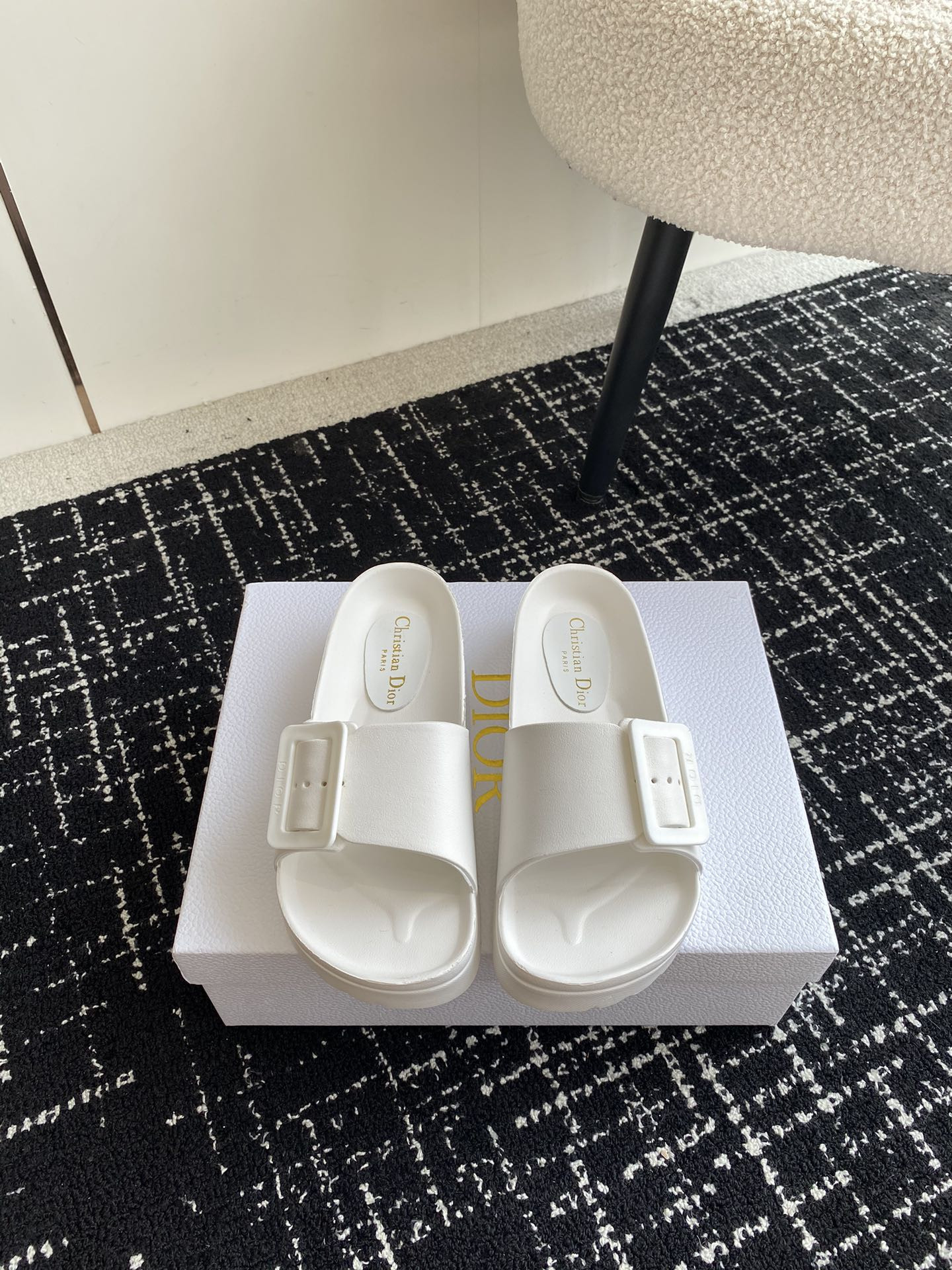 ua D*or slide white