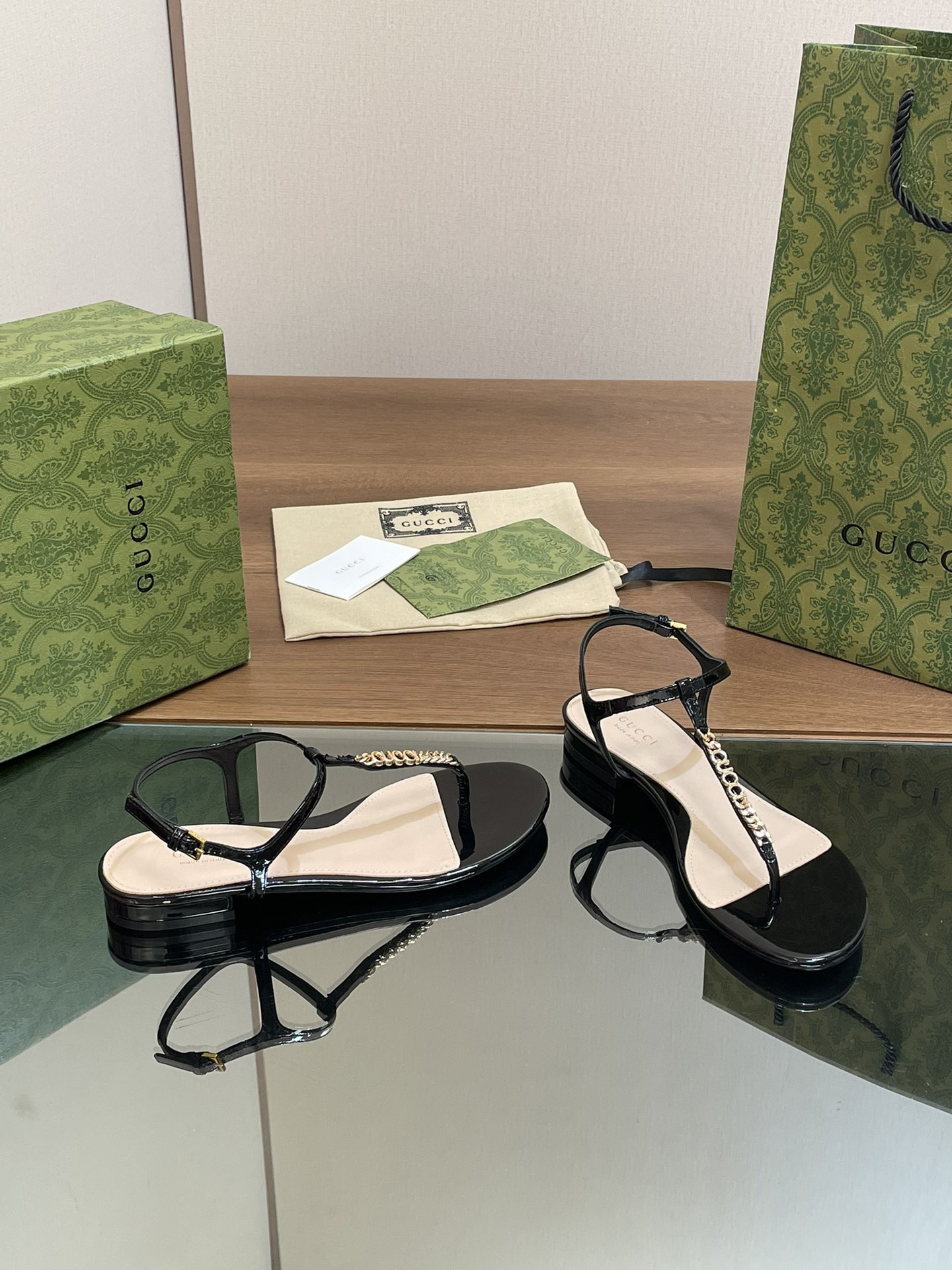 ua G*u*i signoria thong sandal