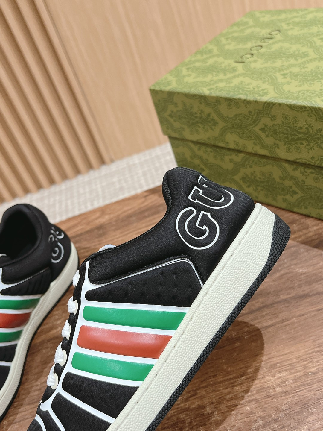 ua G*u*i screener sneaker with web