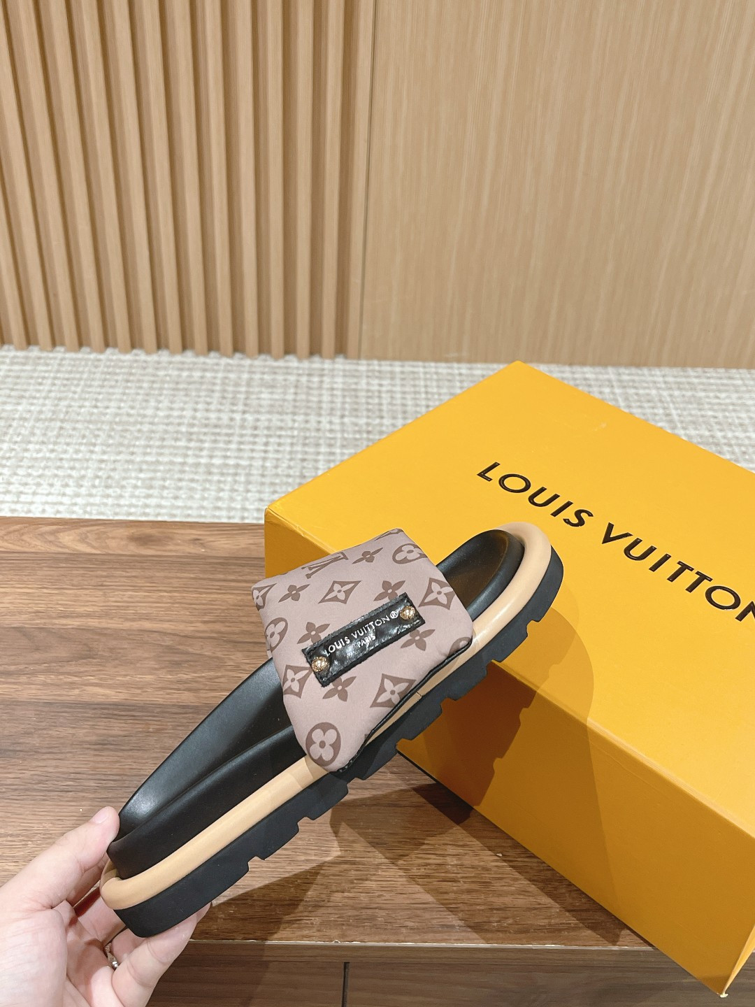 UA LV Pool Pillow Flat Comfort Mule