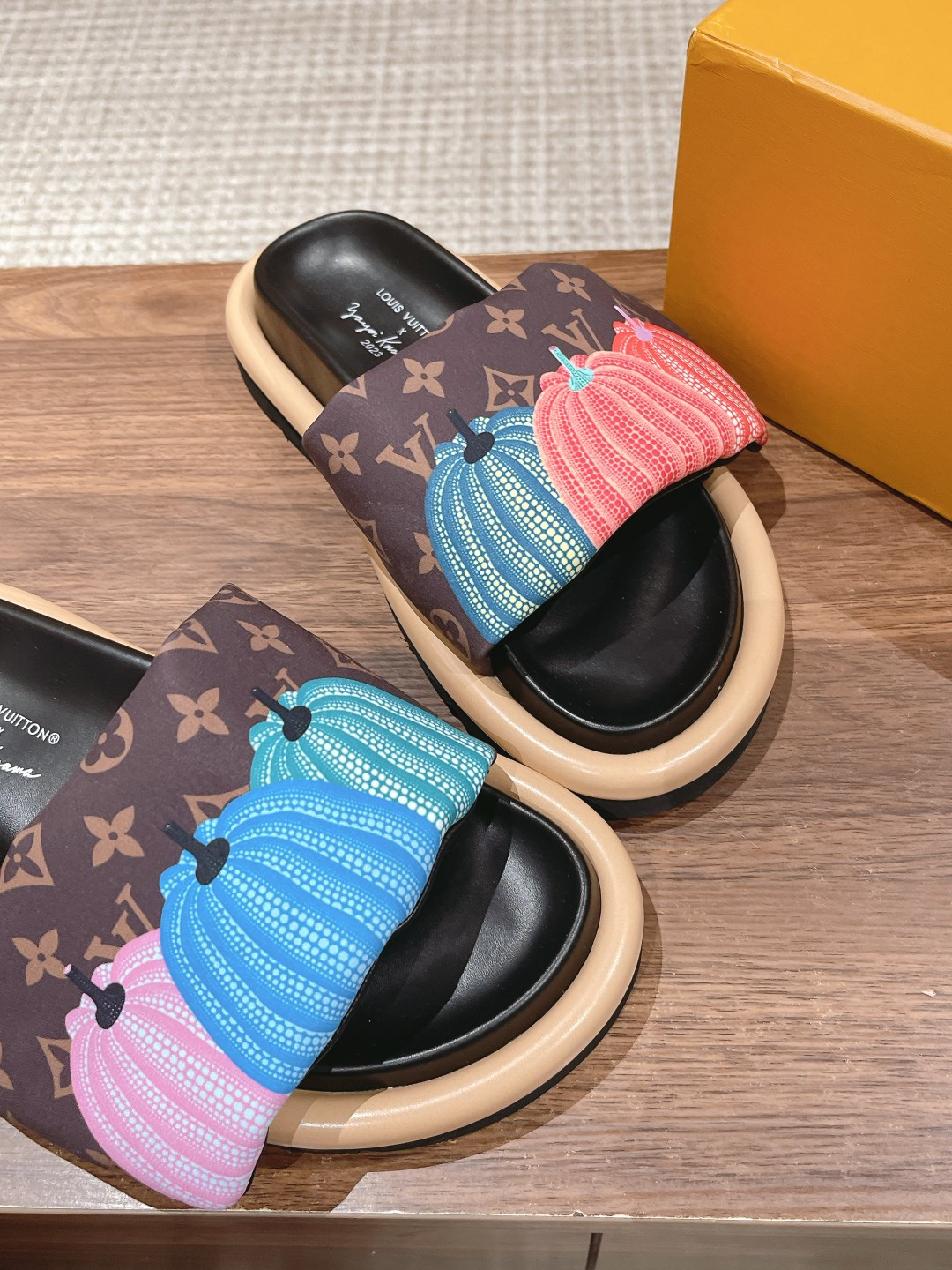UA LV Pool Pillow Flat Comfort Mule