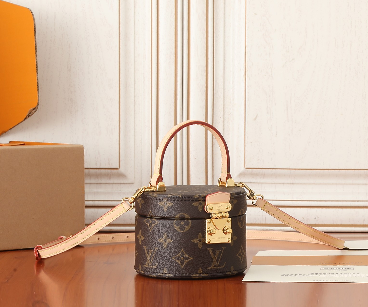 LV Scott M46933 5.3 x 3.5 x 4.5 inches