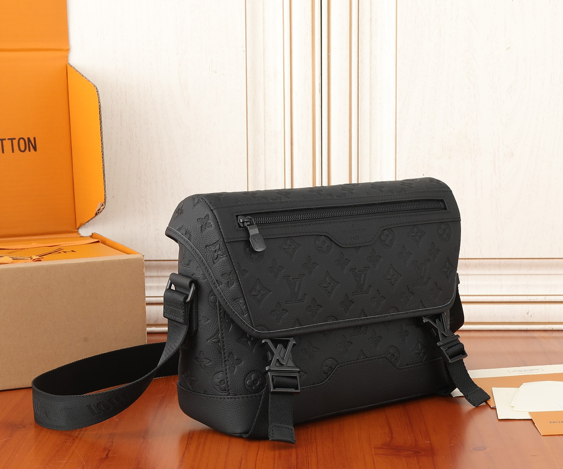 LV Messenger Voyager PM M25121 33x22.5x11CM