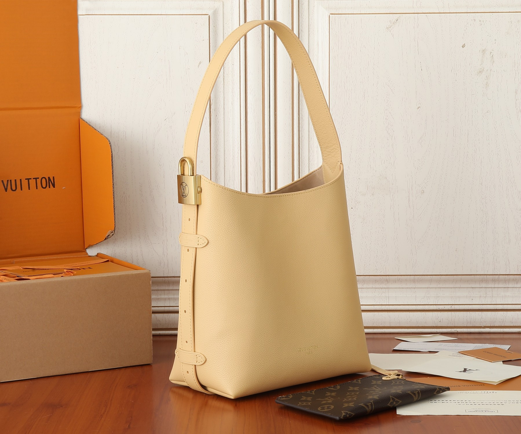 LV Low Key Hobo M25353 24x28x16CM