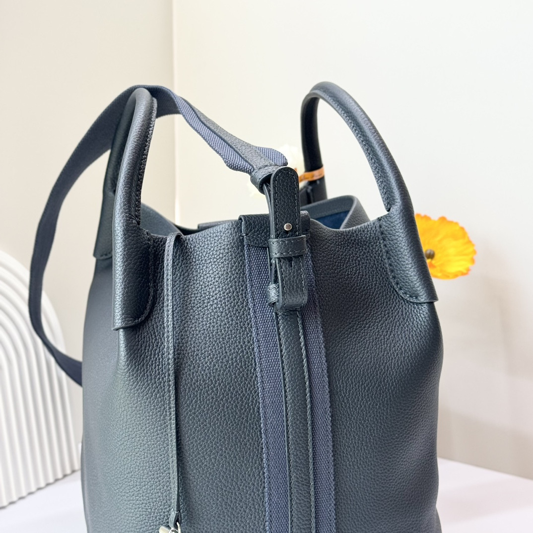 L**o p*ana large bale bag grained calfskin 24 x 20 x 27 cm