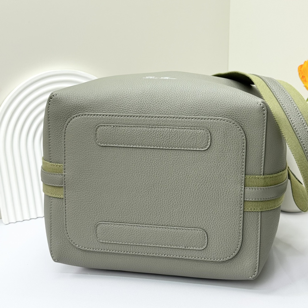 L**o p*ana large bale bag grained calfskin 24 x 20 x 27 cm