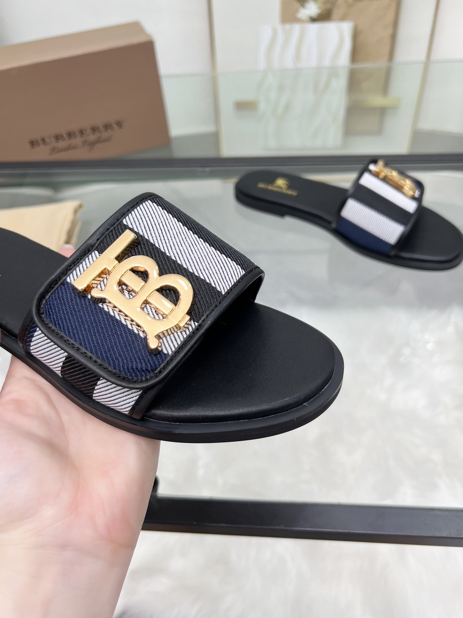 ua B**rry slides