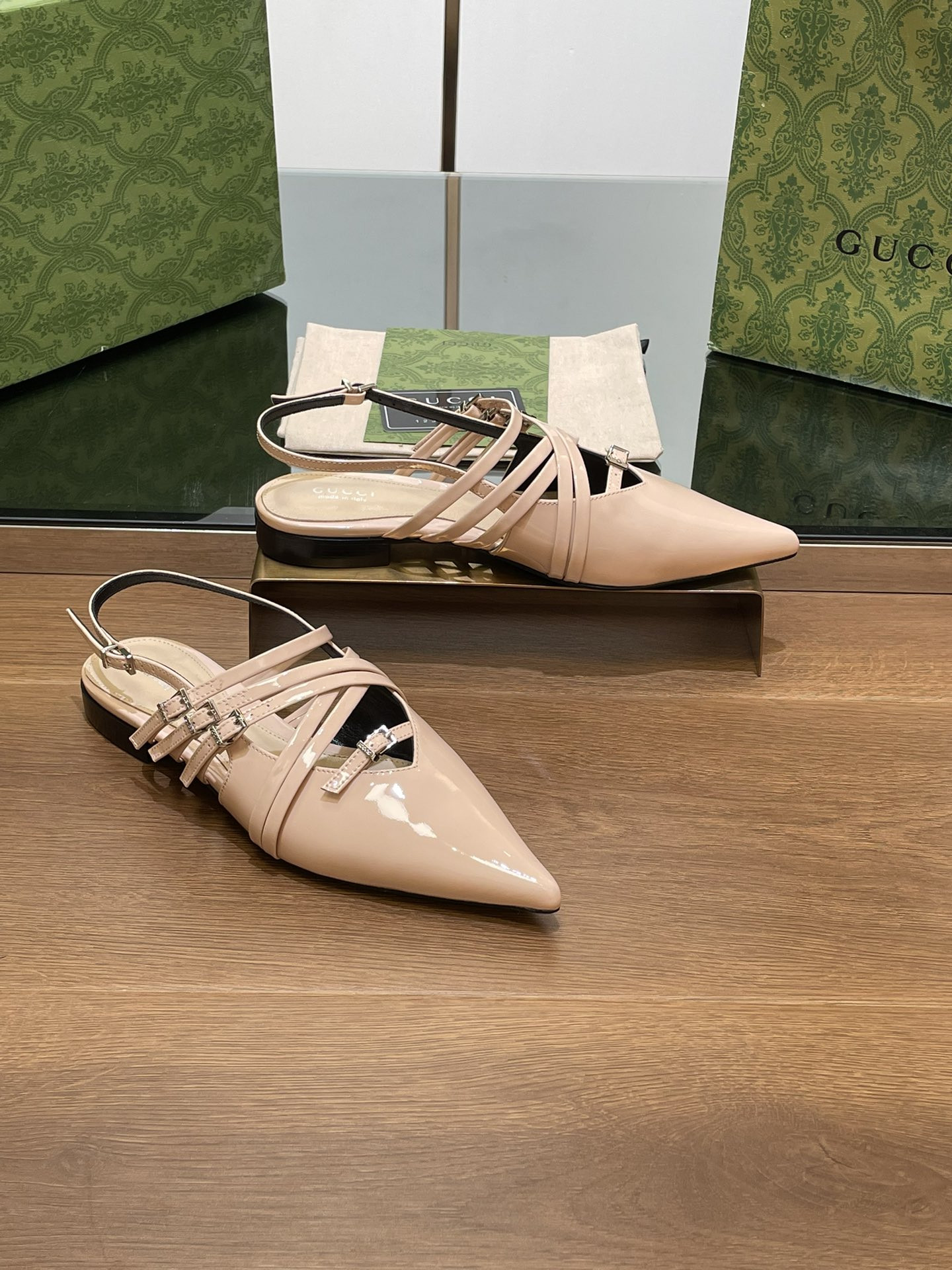 ua G*u*i strappy ballet flat