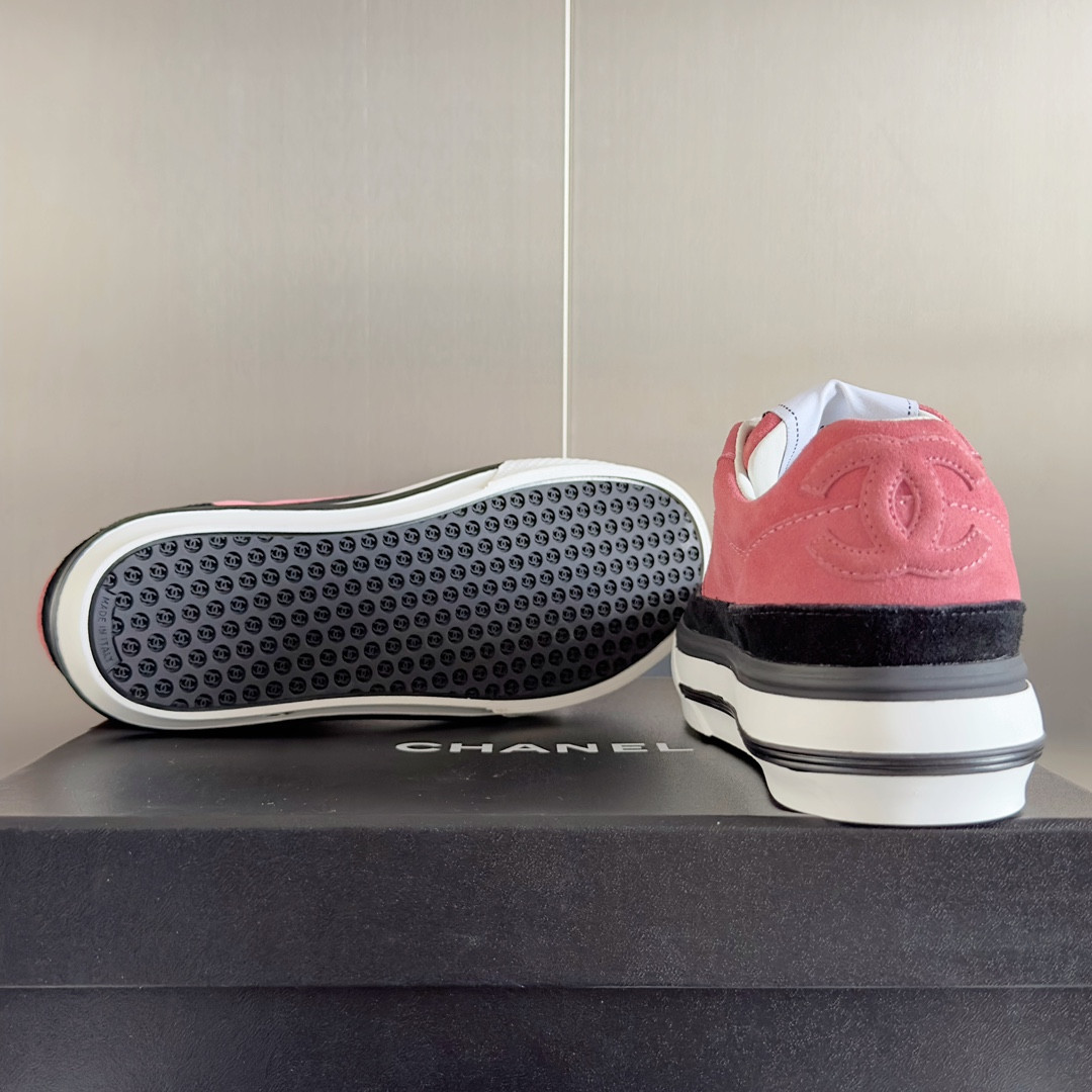 ua Ch*el sneaker