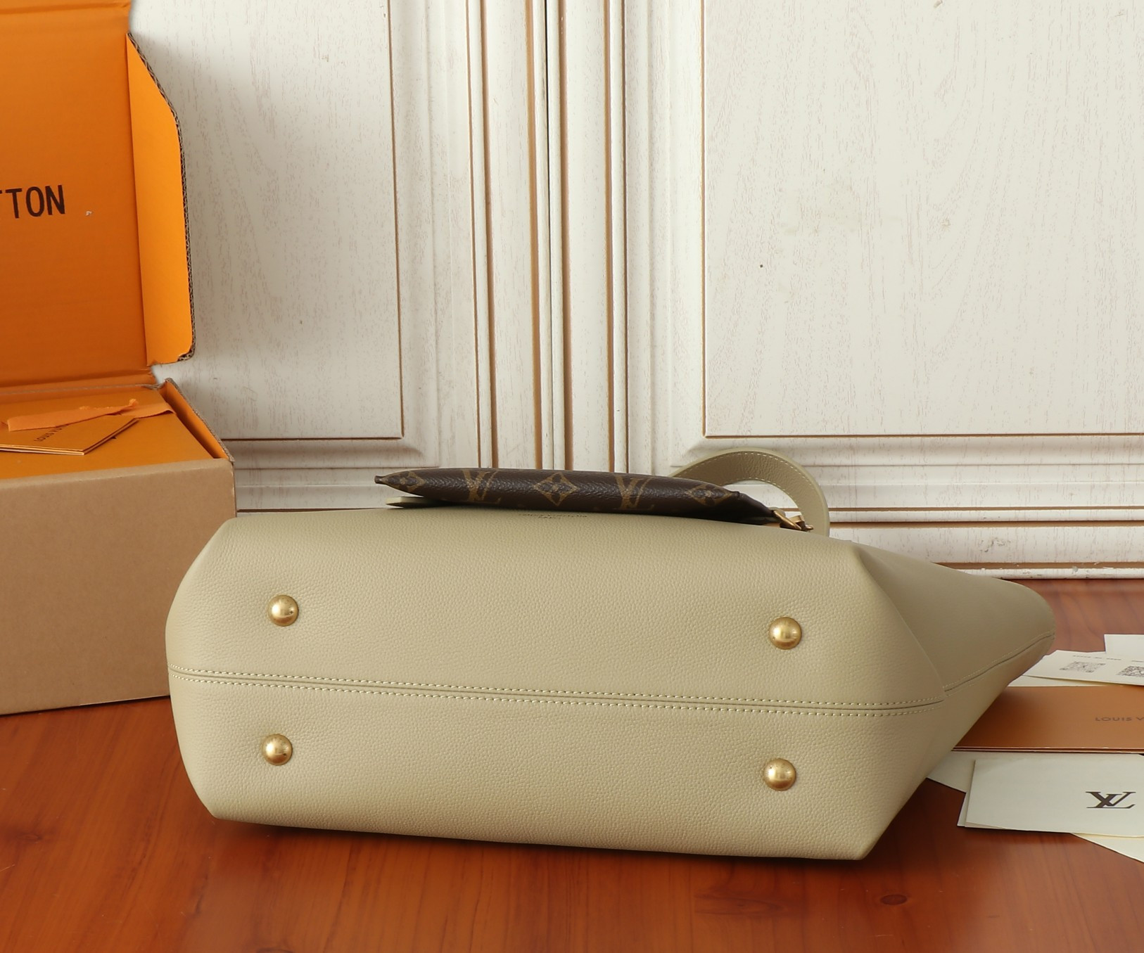 LV Low Key Cabas MM M25343 47x30x14cm