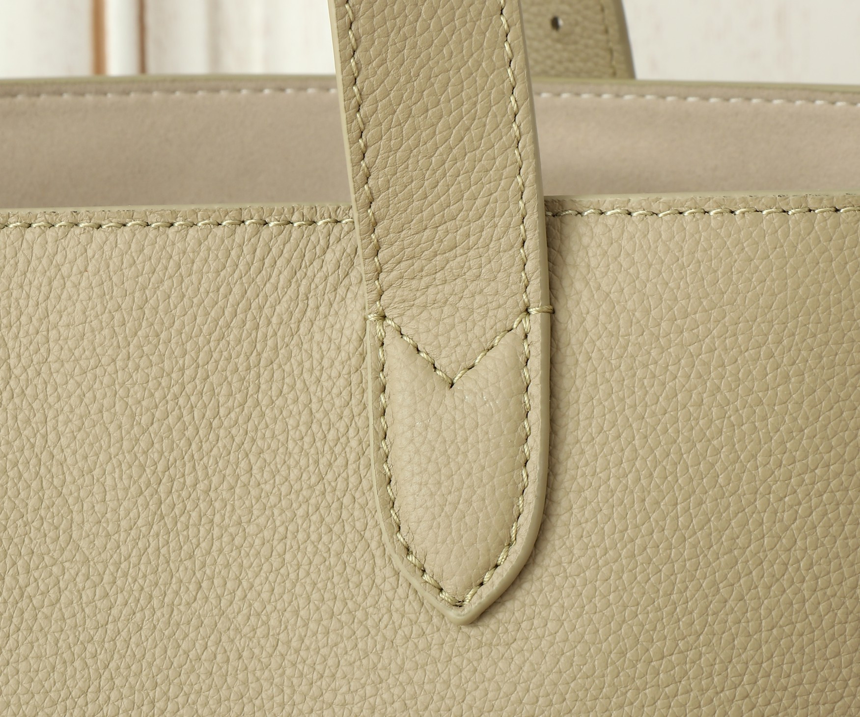 LV Low Key Cabas MM M25343 47x30x14cm