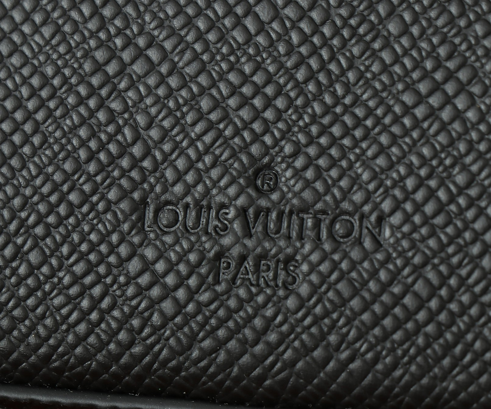 LV District  M11657 22.5x15.5x7.5CM