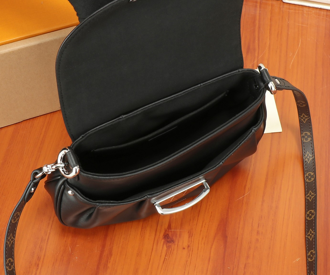 LV Sunset Vibe M12192 18 x 3 x 27 cm