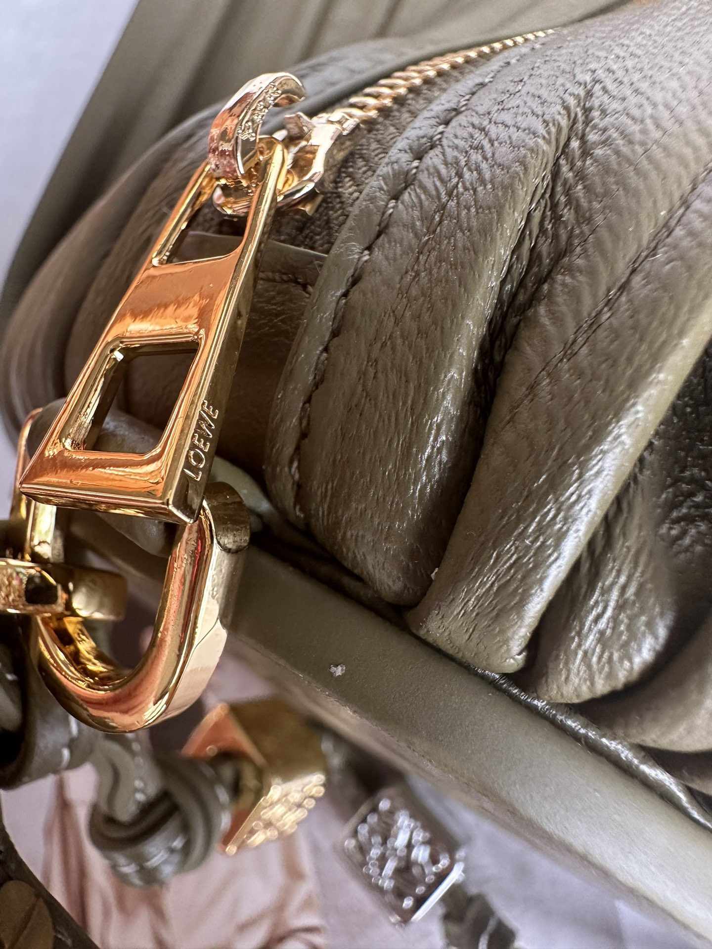 L0ew* bracelet pouch in pleated nappa 25x10x10cm