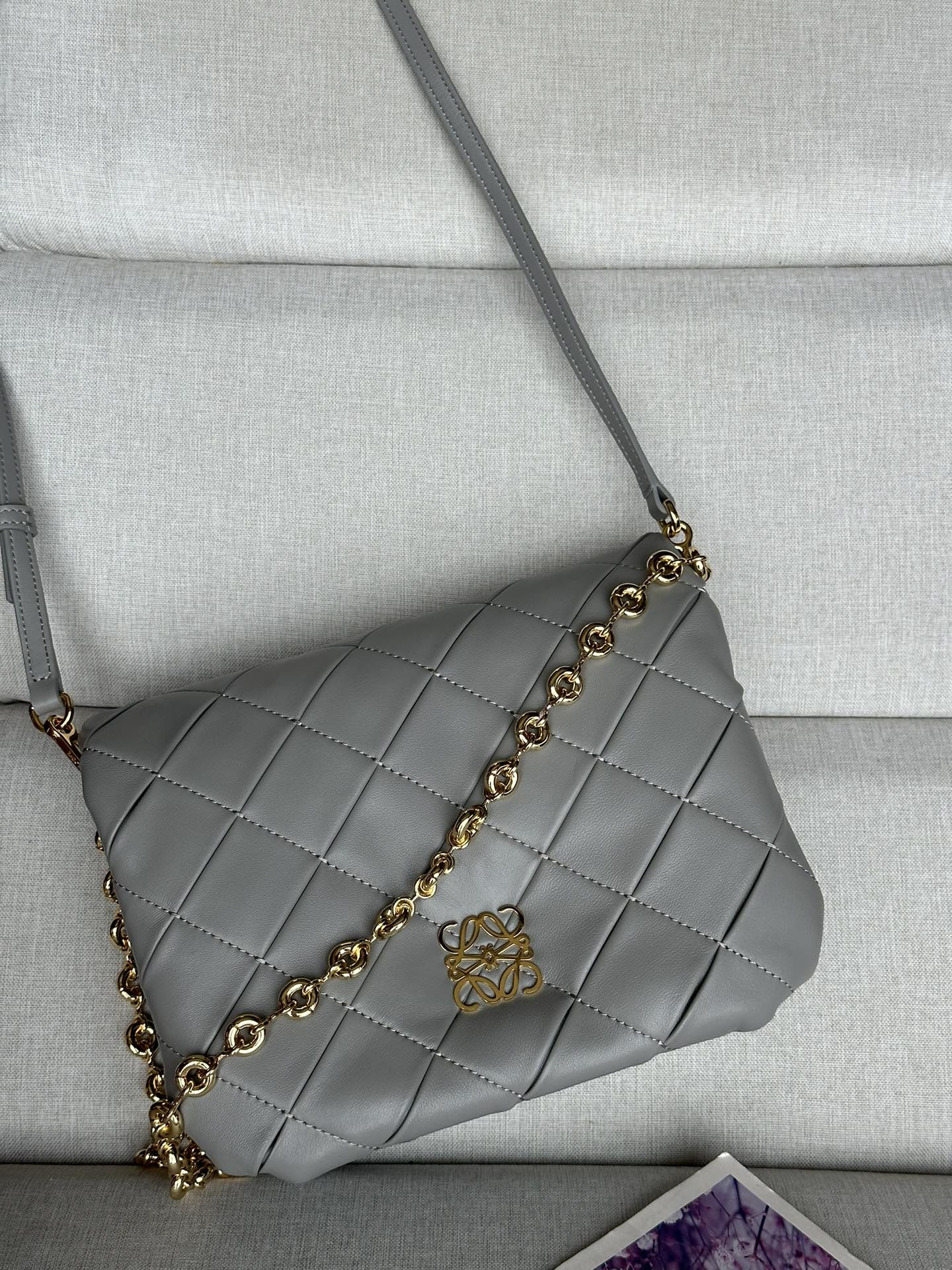 L0ew* puffer goya in pleated shiny nappa lambskin 23x17x9cm
