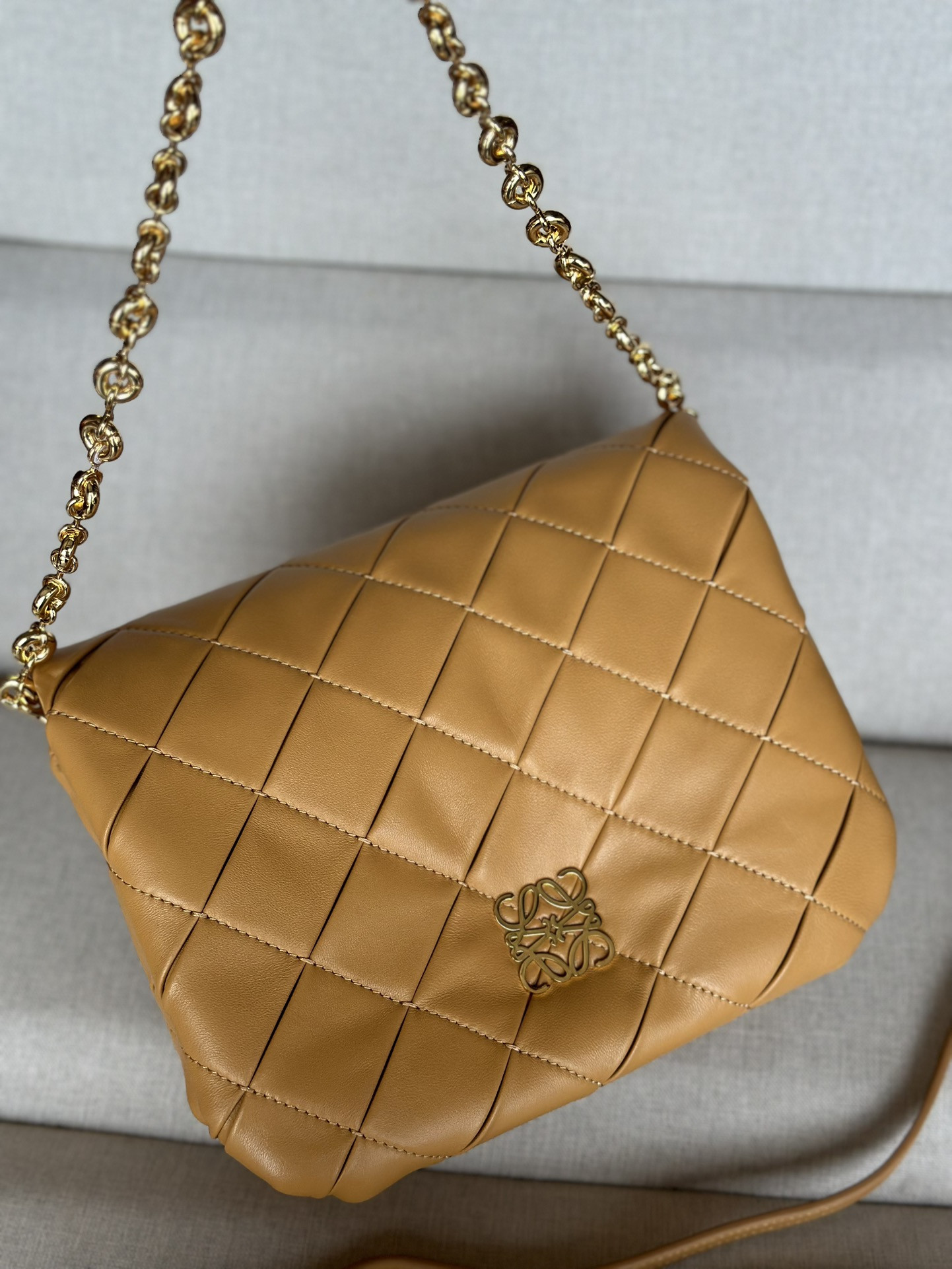 L0ew* puffer goya in pleated shiny nappa lambskin 23x17x9cm