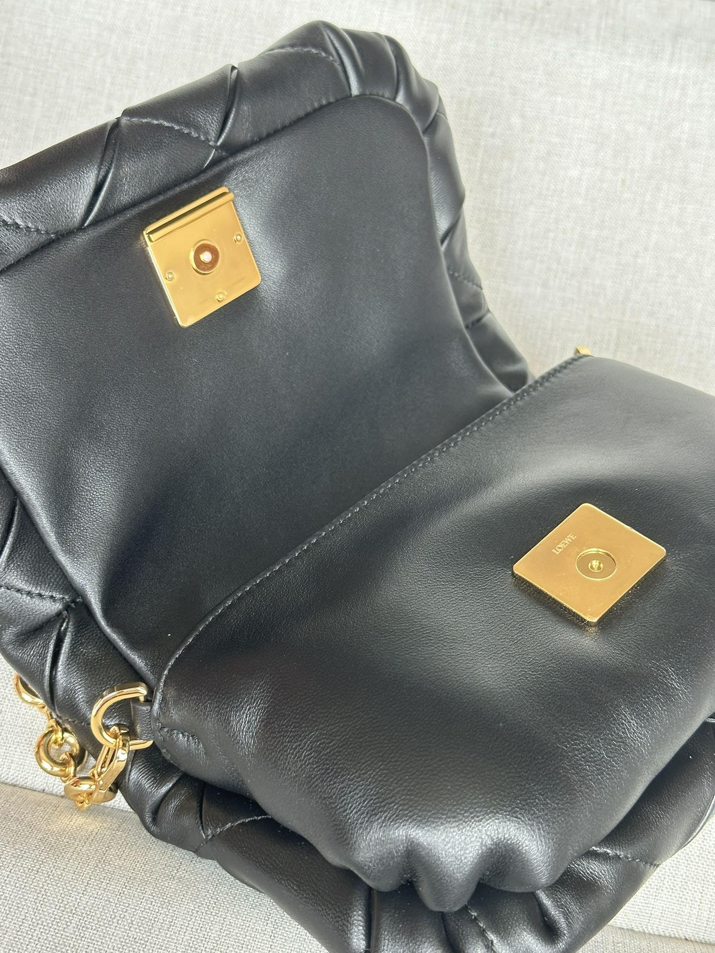 L0ew* mini puffer goya in pleated shiny nappa lambskin 20x6x13cm