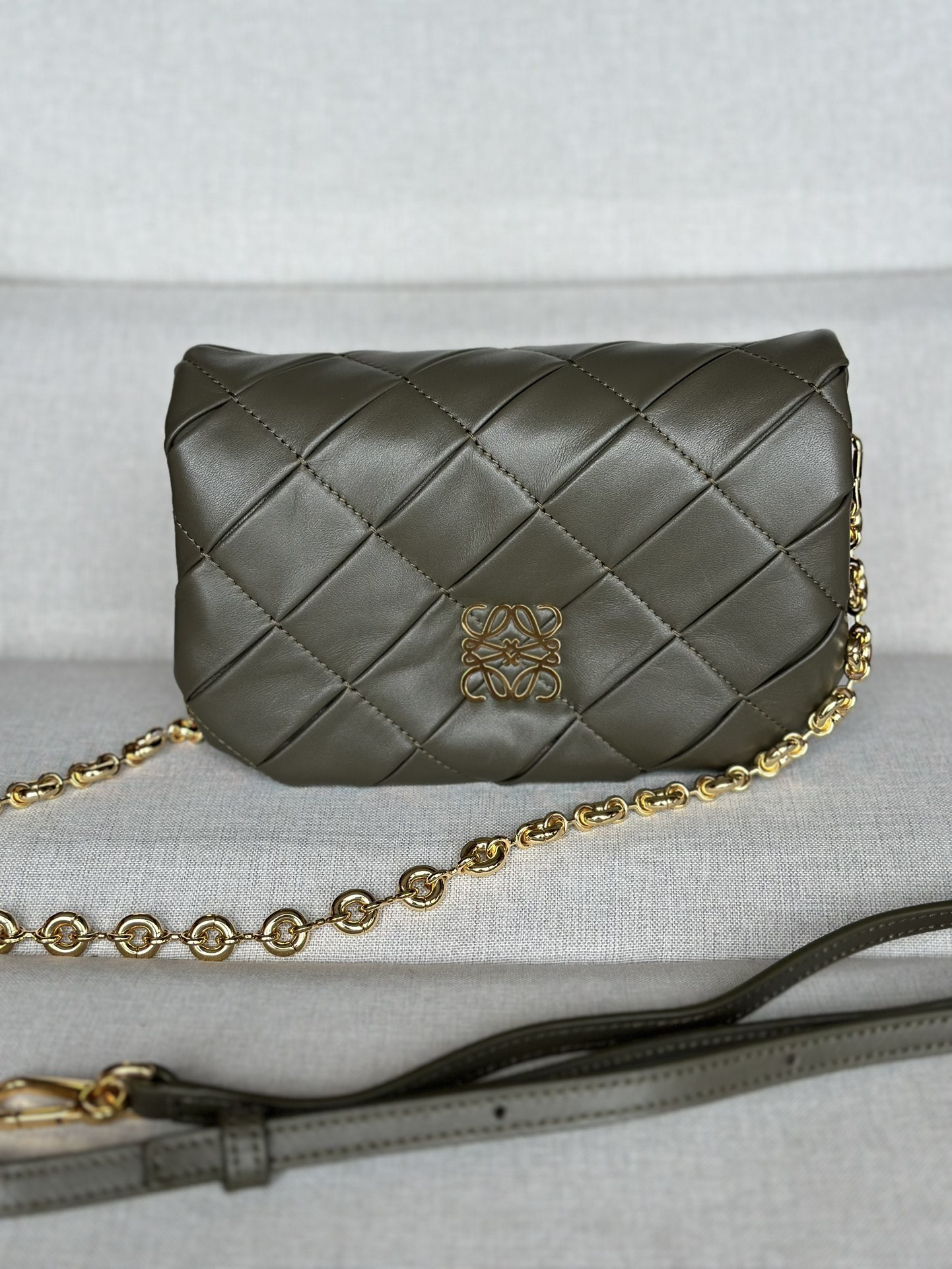L0ew* mini puffer goya in pleated shiny nappa lambskin 20x6x13cm