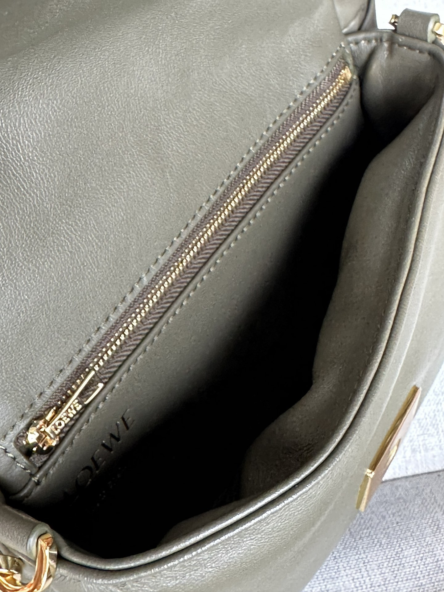 L0ew* mini puffer goya in pleated shiny nappa lambskin 20x6x13cm