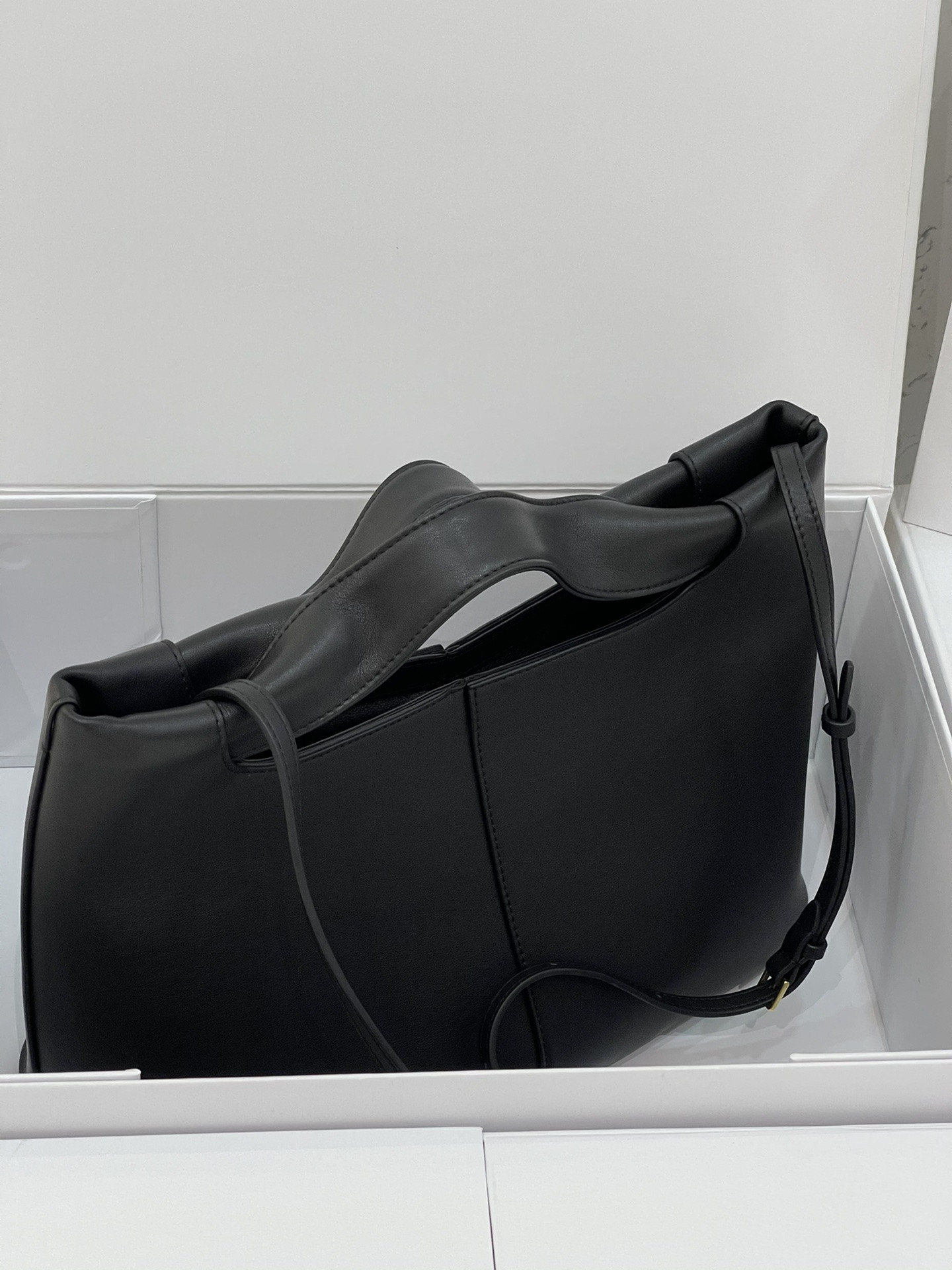 T*e R0w camdem  32x23x14cm