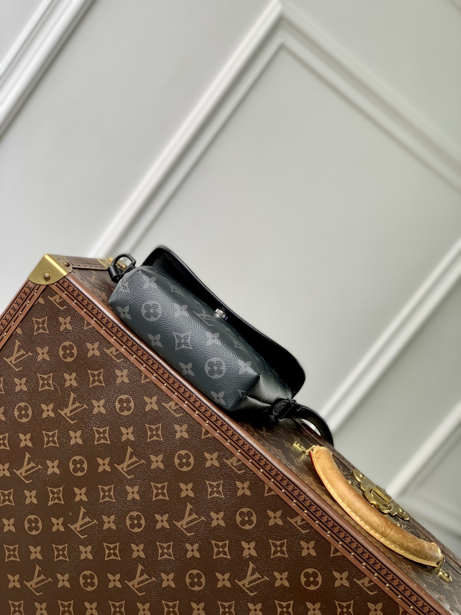 LV Pulse Wearable Wallet M12806  16 x 5 x 22.5 cm