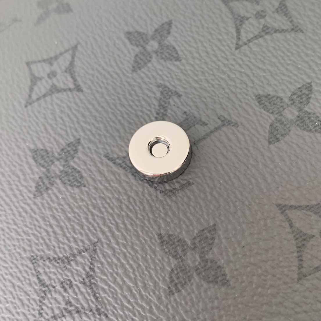 LV Pulse Messenger M12681  17 x 11 x 26.6 cm