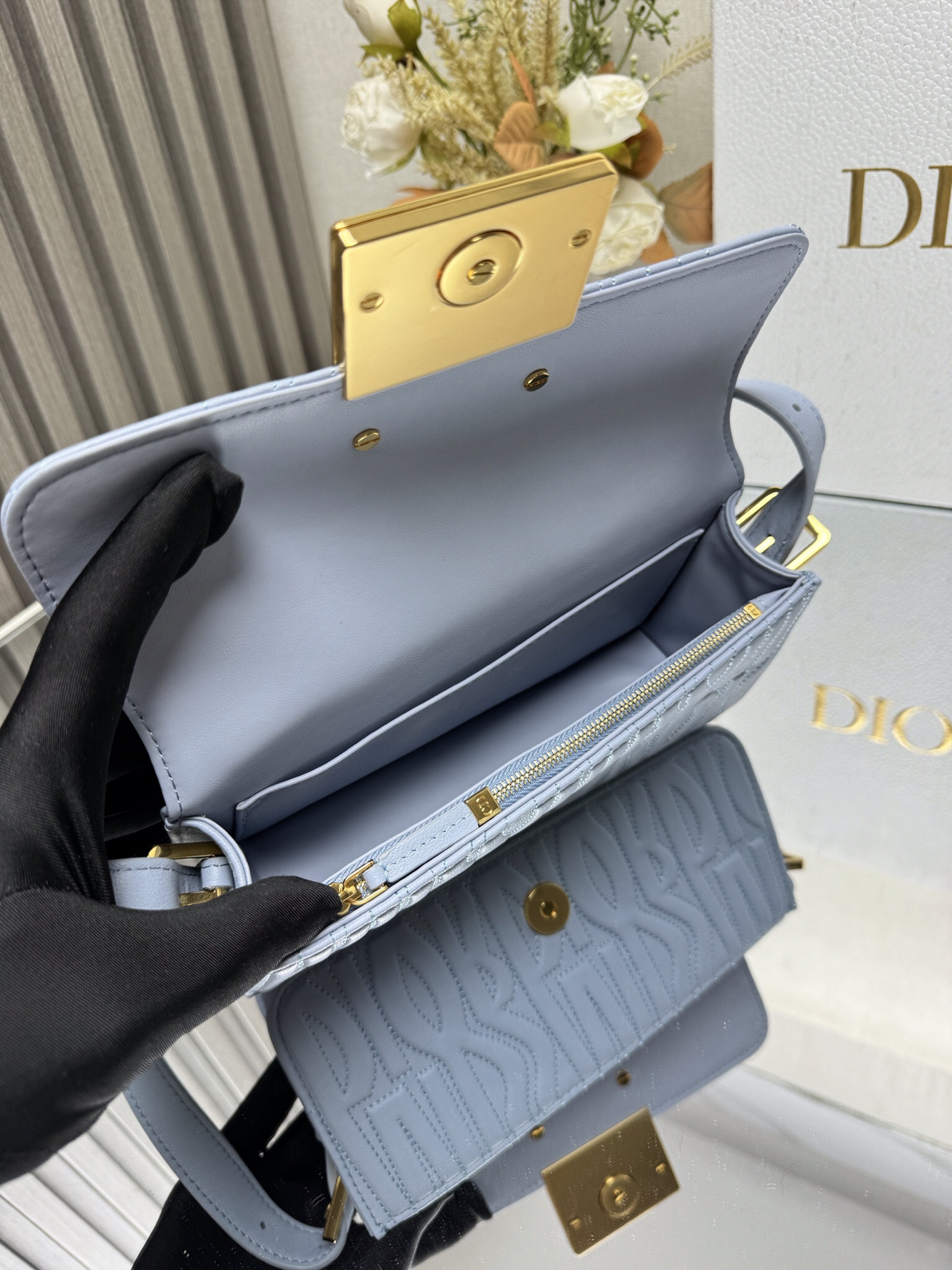 D*or miss D*or flap bag 22 x 11 x 6 cm