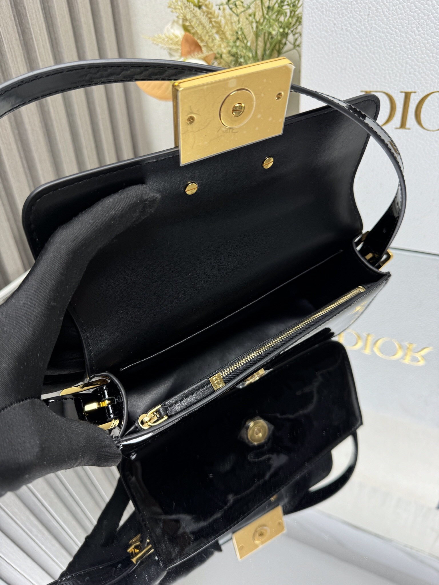 D*or miss D*or flap bag 22 x 11 x 6 cm(patent calfskin)
