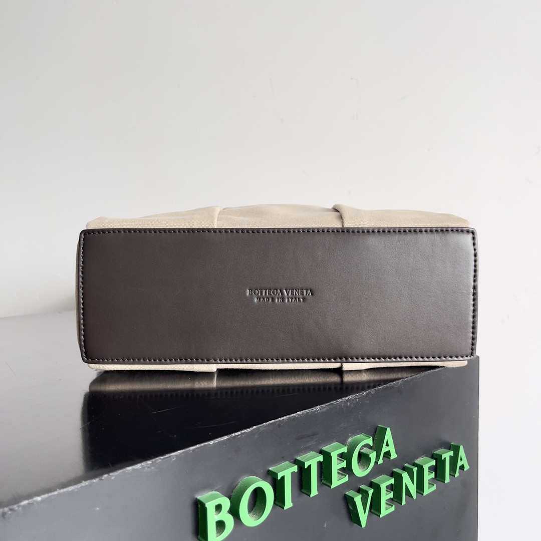 bo*te*ga Ve*ne*ta medium arco camera bag  19x27x9cm