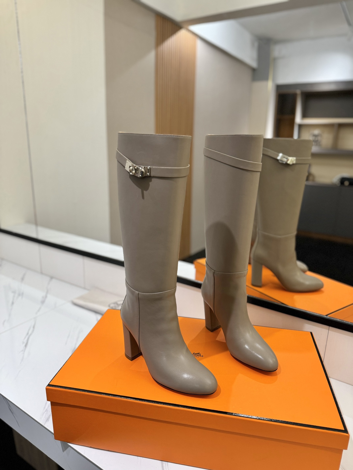 ua H**me5 jumping boots (heel height 8.5cm)
